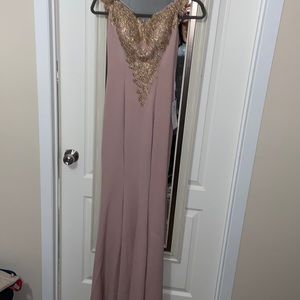 Beautiful gown for any formal party !